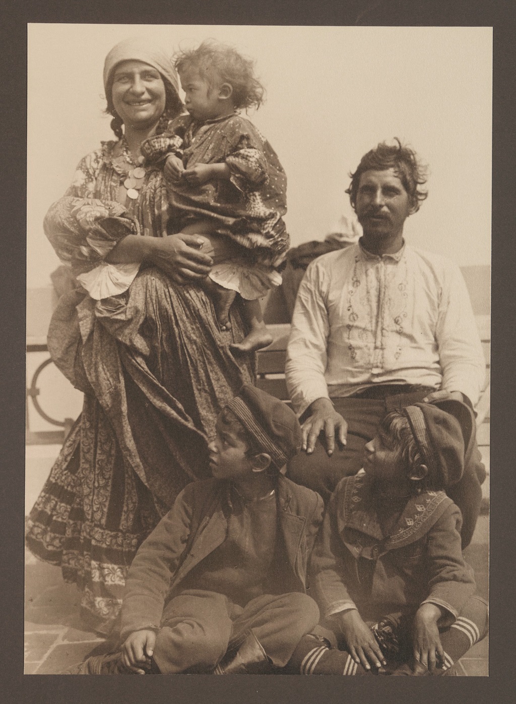 Famille tsigane photographiée après son arrivée à Ellis Island au début du XXe siècle. - - ©Augustus Sherman / The New York Public Library Digital Collections Famille tsigane photographiée après son arrivée à Ellis Island au début du XXe siècle. - - ©Augustus Sherman / The New York Public Library Digital Collections