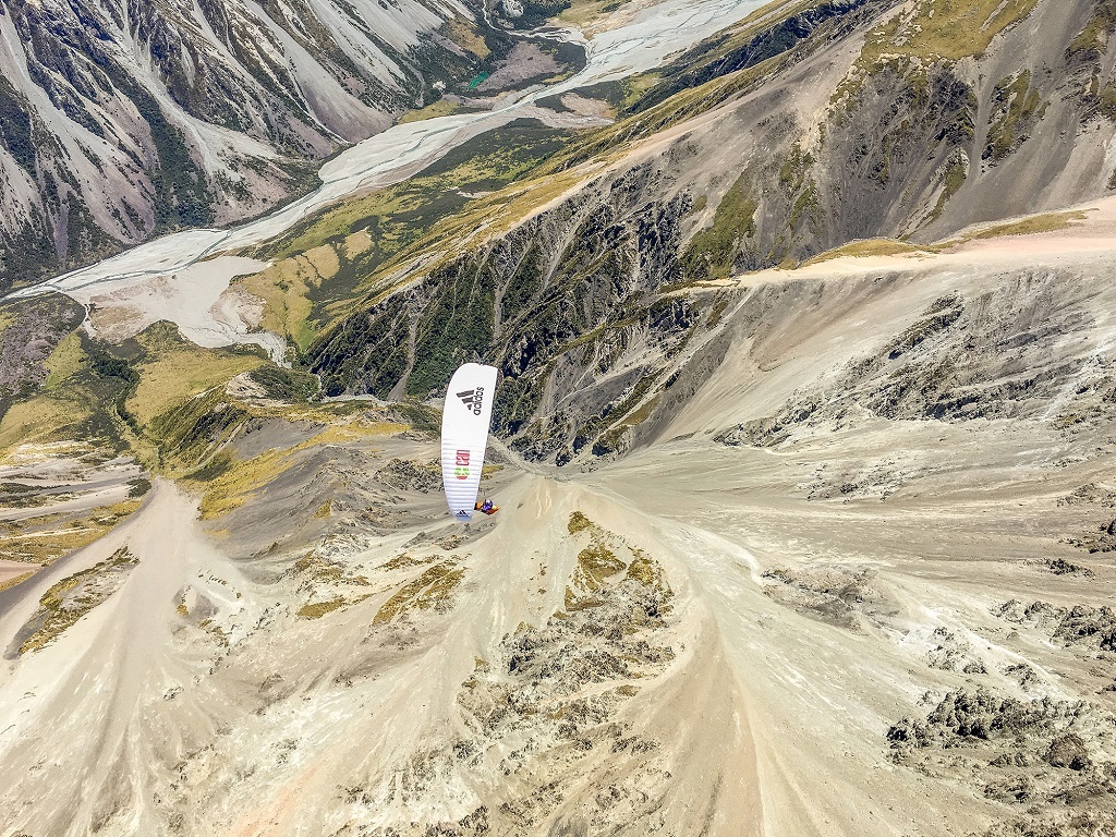 Vol de sept lieux. L'une des nombreuses vallées survolées. Une aubaine puisqu’il est bien plus difficile et éprouvant de marcher que de voler. - ©Antoine Girard Vol de sept lieux. L'une des nombreuses vallées survolées. Une aubaine puisqu’il est bien plus difficile et éprouvant de marcher que de voler.