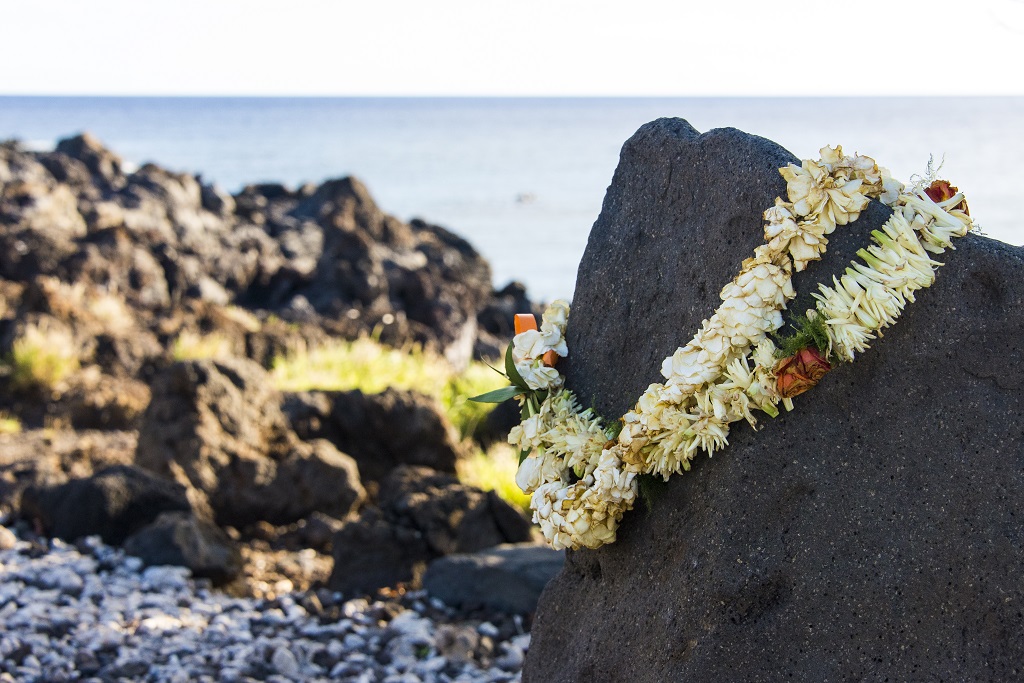 Site de Lapakahi : des colliers lei ornent un rocher en mémoire des familles de pêcheurs vivant il y a six cents ans dans ce village du nord-ouest de l'île d'Hawaï - ©Solveig Placier Site de Lapakahi : des colliers lei ornent un rocher en mémoire des familles de pêcheurs vivant il y a six cents ans dans ce village du nord-ouest de l'île d'Hawaï - ©Solveig Placier
