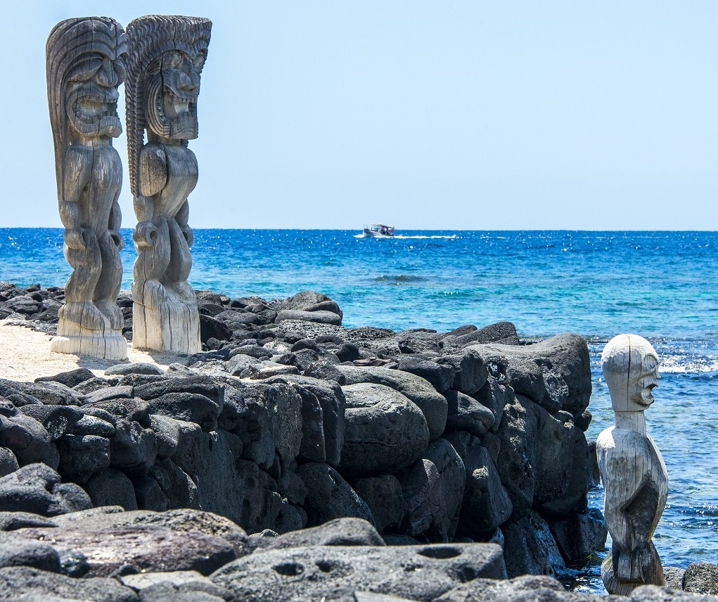 Pu'Uhonua O Honaunau : sur ce site célèbre de l'île d'Hawaï, les statues en bois de divinités, les ki i, regardent la baie. - ©Solveig Placier Pu'Uhonua O Honaunau : sur ce site célèbre de l'île d'Hawaï, les statues en bois de divinités, les ki i, regardent la baie. - ©Solveig Placier