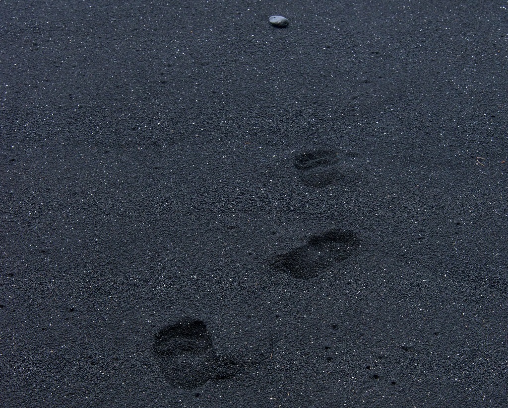 Le sable noir de Kehena provient d'une lave de type pahoehoe - ©Solveig Placier Le sable noir de Kehena provient d'une lave de type pahoehoe - ©Solveig Placier