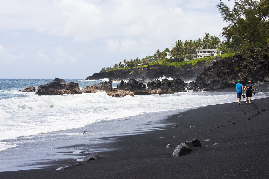 La plage de Kehena : sur le flanc est d'Hawaï, c'est le dernier né des bancs de sable hawaïens. Très isolée, la plage fait le bonheur des nudistes de l'île. - ©Solveig Placier La plage de Kehena : sur le flanc est d'Hawaï, c'est le dernier né des bancs de sable hawaïens. Très isolée, la plage fait le bonheur des nudistes de l'île. - ©Solveig Placier