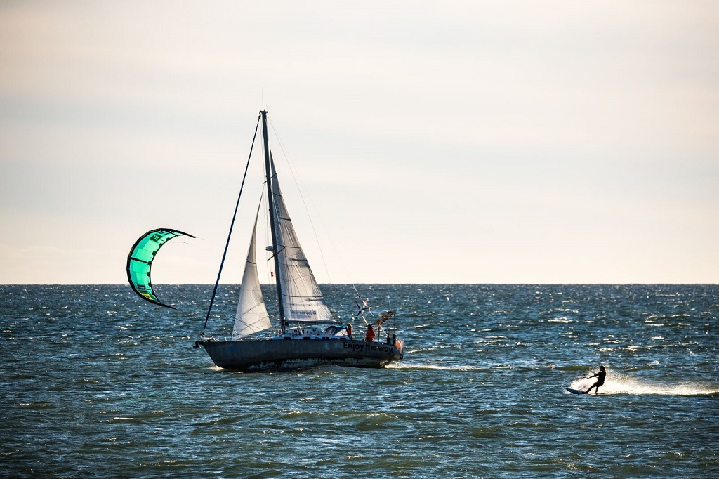 Fabienne d&rsquo;Ortoli en pleine session kite en mer de B&eacute;ring, une premi&egrave;re pour elle. - &copy;J&eacute;r&eacute;my Bernard