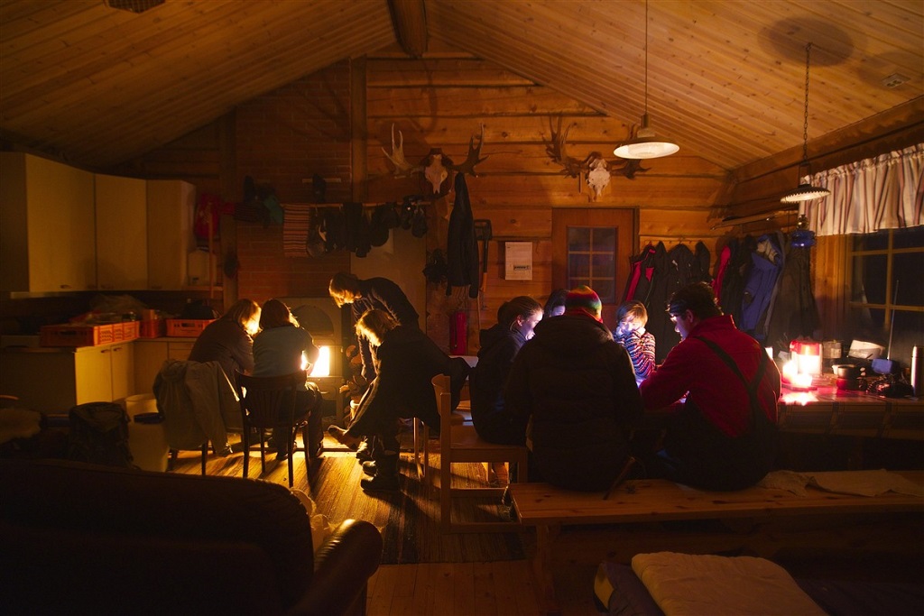 Soirée dans le chalet - Finlande - ©Paul Bryndza Soirée dans le chalet - Finlande