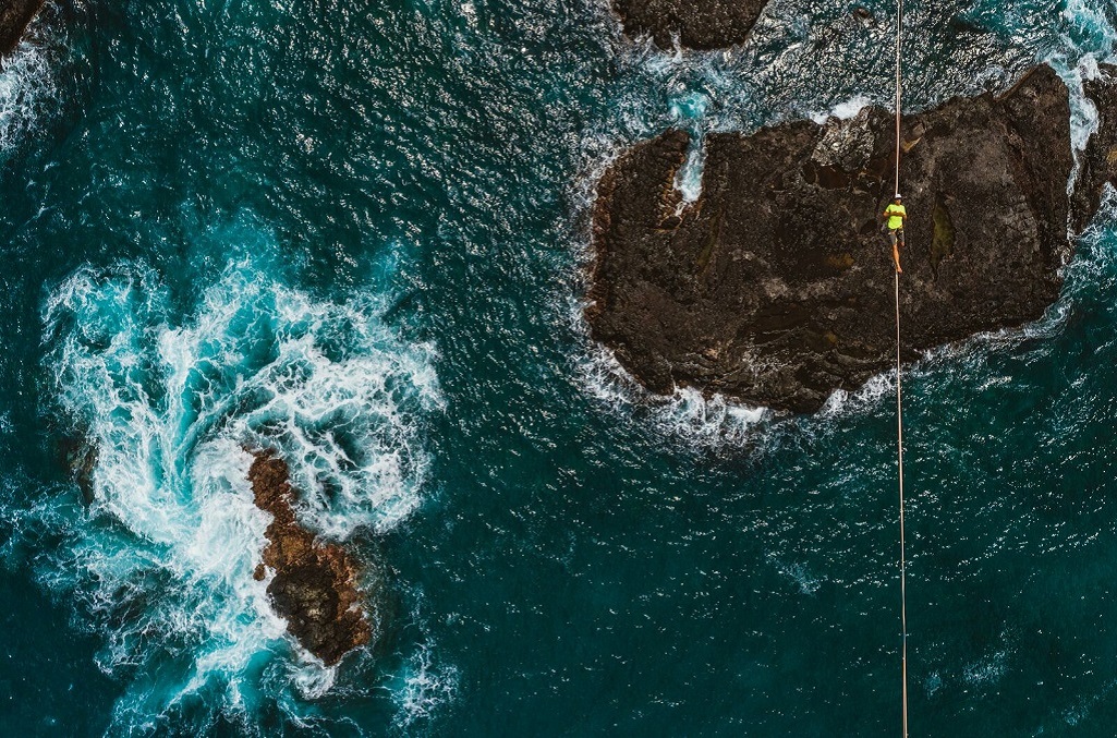 Dans les airs : apr&egrave;s un &eacute;chec, une premi&egrave;re highline est enfi n install&eacute;e au-dessus de la baie des Requins &agrave; Ua Pou. - &copy;J&eacute;r&eacute;my Bernard