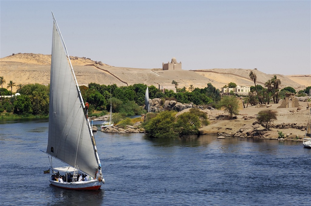 Felouques à Assouan - Vallée du Nil, Egypte - ©Bertrand Rieger/hemis.fr/OT Egypte Felouques à Assouan - Vallée du Nil, Egypte