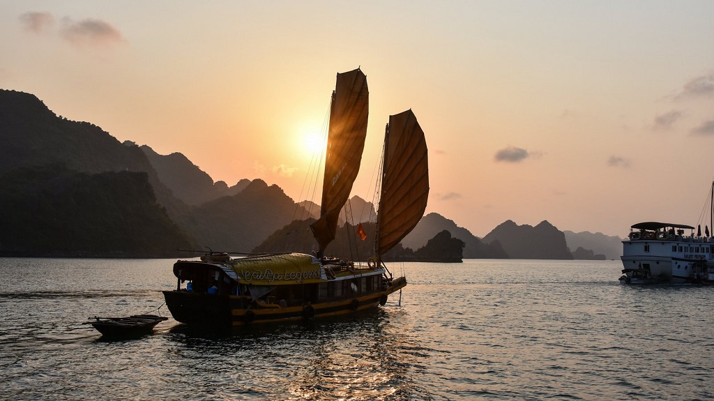 Coucher de soleil sur la baie d'Halong - &copy;Pascal Four