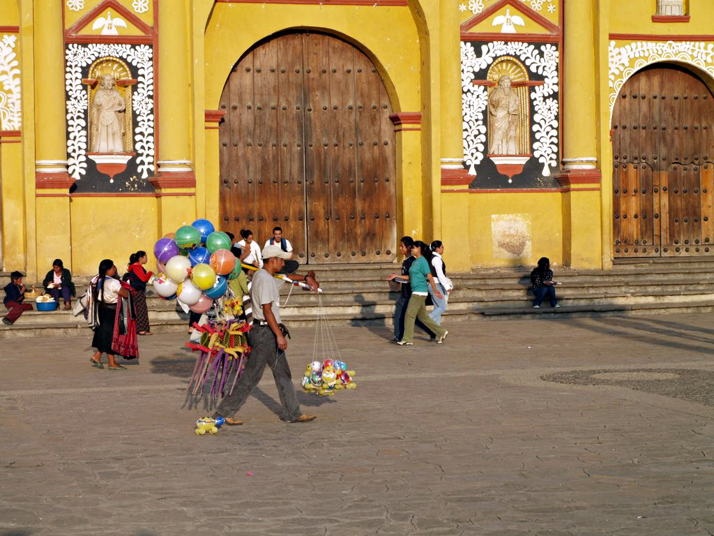 Vendeur de ballons, San Cristobal de Las Casas - ©Sébastien Lacaze Vendeur de ballons, San Cristobal de Las Casas