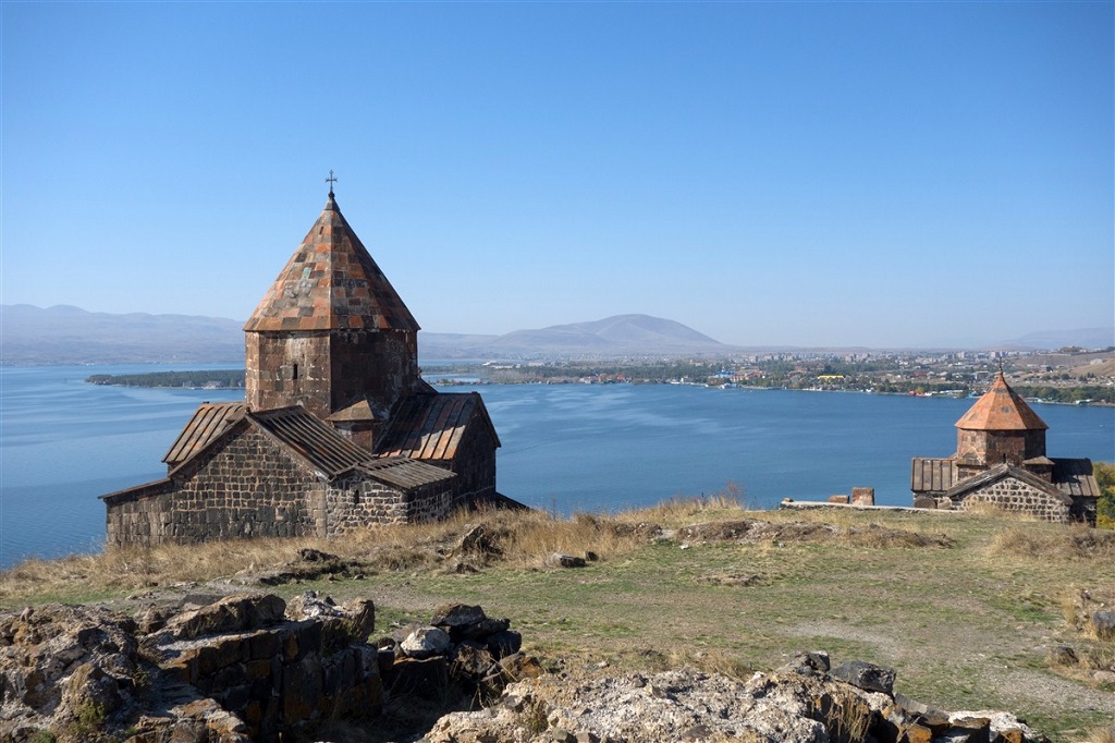 Lac Sevan et monastère de Sevanavank - ©Eric Balian Lac Sevan et monastère de Sevanavank