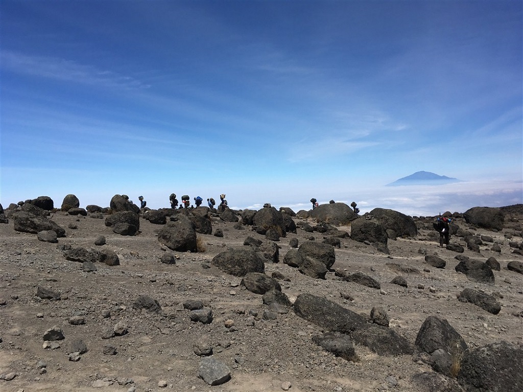 Au loin, le mont Meru. Kilimandjaro, voie Machame - ©Emilie Delfaut Au loin, le mont Meru. Kilimandjaro, voie Machame