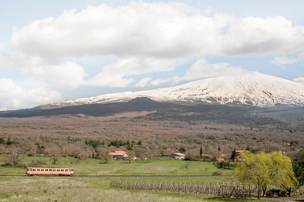 La ligne ferroviaire Circumetnea &eacute;tait autrefois utilis&eacute;e par les paysans pour rejoindre leurs champs. Elle fait le tour de l&rsquo;Etna et relie Catane &agrave; Riposto. Province de Catane, Bronte. - &copy;Massimo Siragusa/Agence Vu'