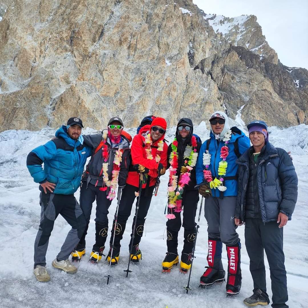 Hugo Ayaviri aux c&ocirc;t&eacute;s d'une partie des alpinistes pr&eacute;sent au Gasherbrum I - &copy;Hugo Ayaviri