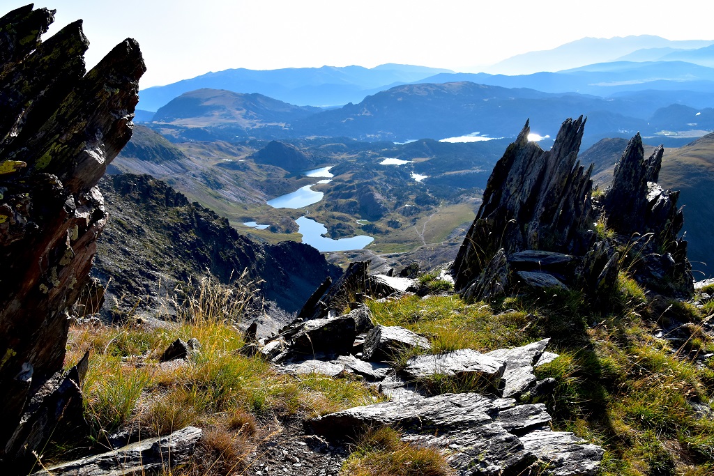 Paysage lacustre : au pieds du Carlit, les lacs des Bouillouses s'étendent vers l'est - ©Jackdan66 / Adobe Stock Paysage lacustre : au pieds du Carlit, les lacs des Bouillouses s'étendent vers l'est - ©Jackdan66 / Adobe Stock