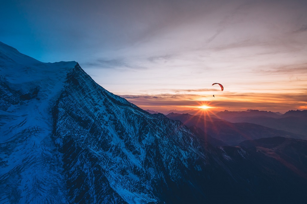 En parapente, descente au coucher de soleil depuis le mont Maudit, apr&egrave;s avoir gravi l'ar&ecirc;te Kuffner.