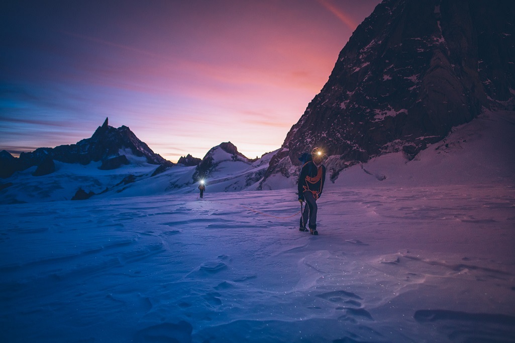 Math&eacute;o Jacquemoud et Liv Sansoz traversent le glacier du G&eacute;ant, avant de gravir l'ar&ecirc;te Kuffner.