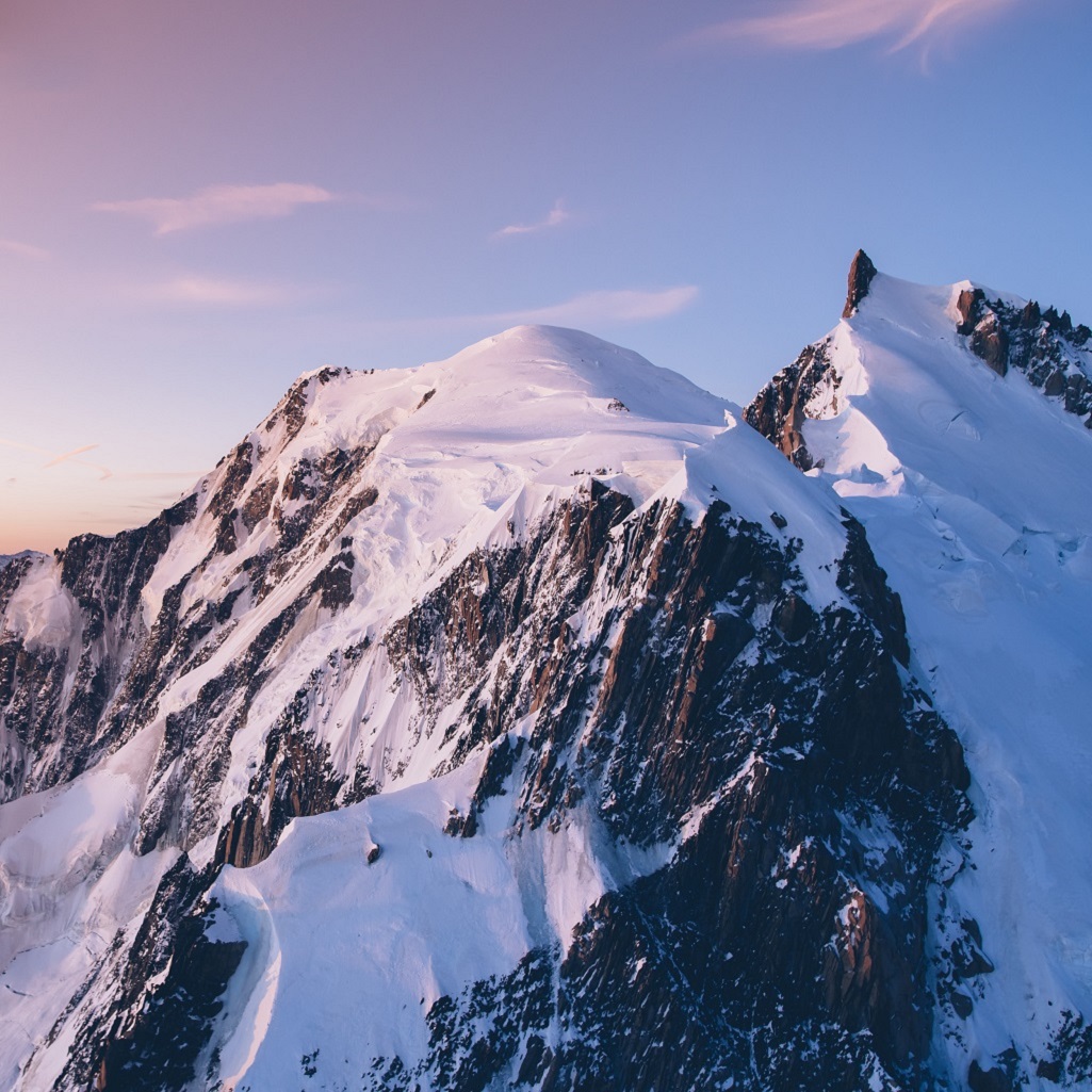 Au centre le sommet du mont Blanc, 4810m. Sur la droite, le piton rocheux est le sommet du mont Maudit, 4465m, surplombant la fin de l'ar&ecirc;te Kuffner entre ombre et lumi&egrave;re