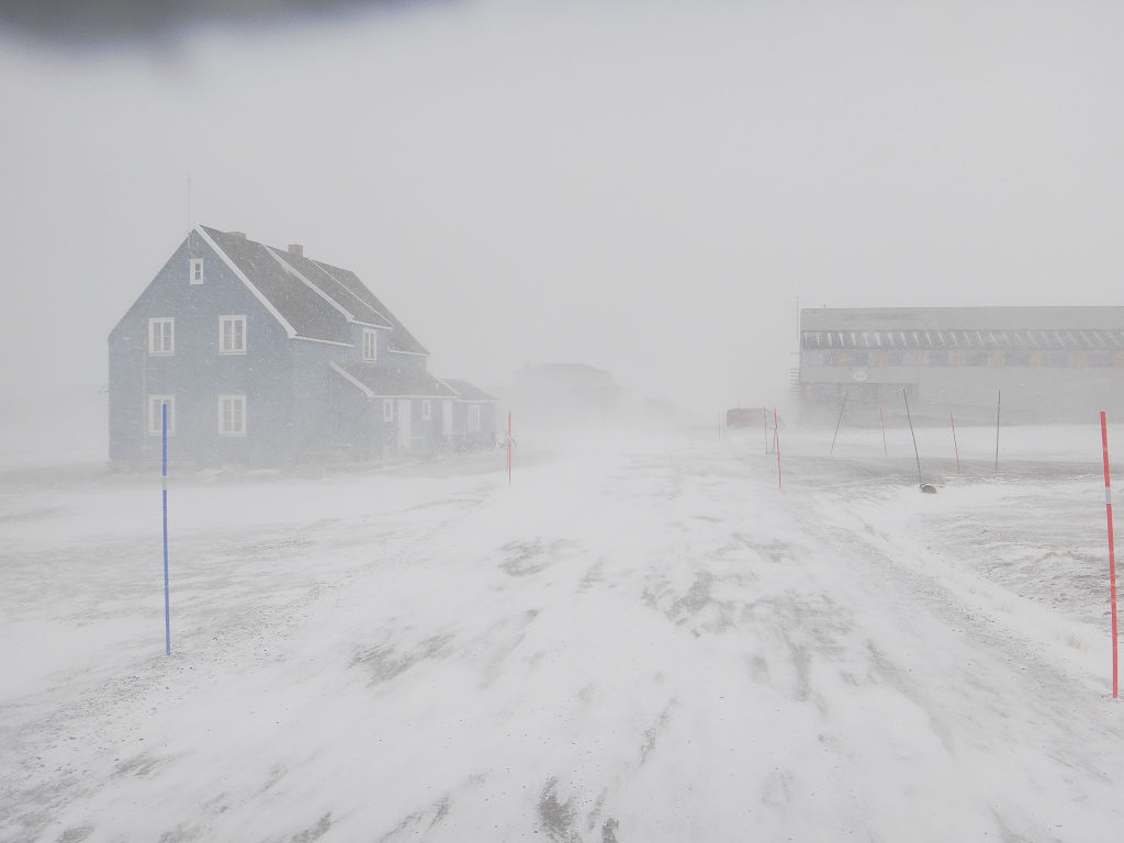 La maison bleue de l'AWIPEV affronte une nouvelle temp&ecirc;te de neige au village de Ny-&Aring;lesund