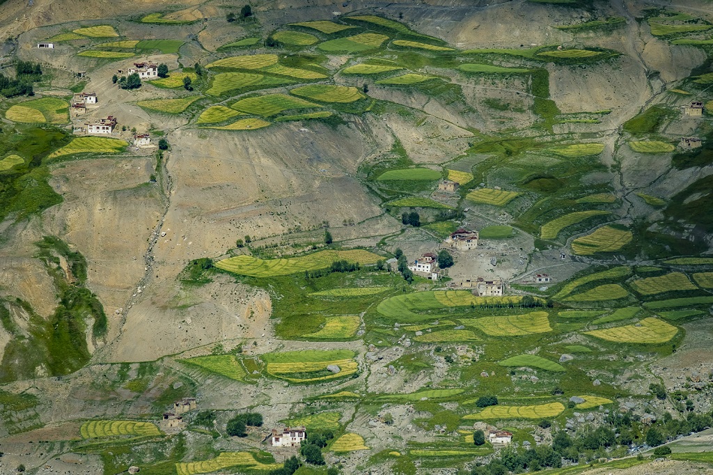 Vue en plongée sur le village éclaté de Lingshed, depuis Murgum La (4370 m) - ©Franck Charton Vue en plongée sur le village éclaté de Lingshed, depuis Murgum La (4370 m)