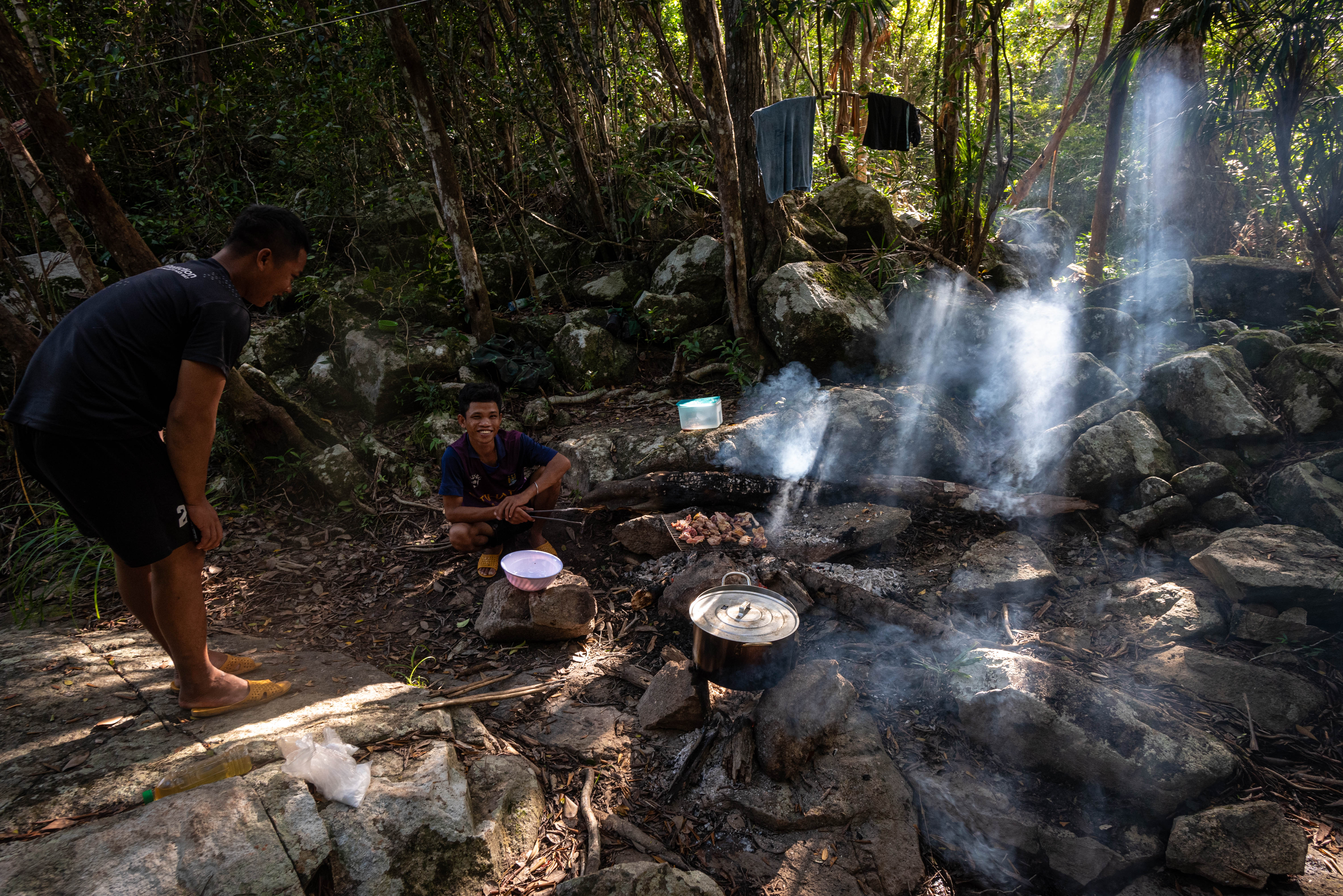 Campement au milieu de la for&ecirc;t avec les pisteurs Raglai &copy;Denis Chambon