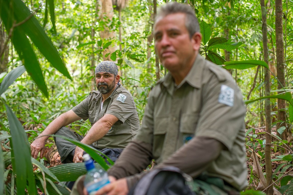 Les deux gardes du parc Alejandro Azofeiva et Walter Montes. - &copy;Christophe Migeon