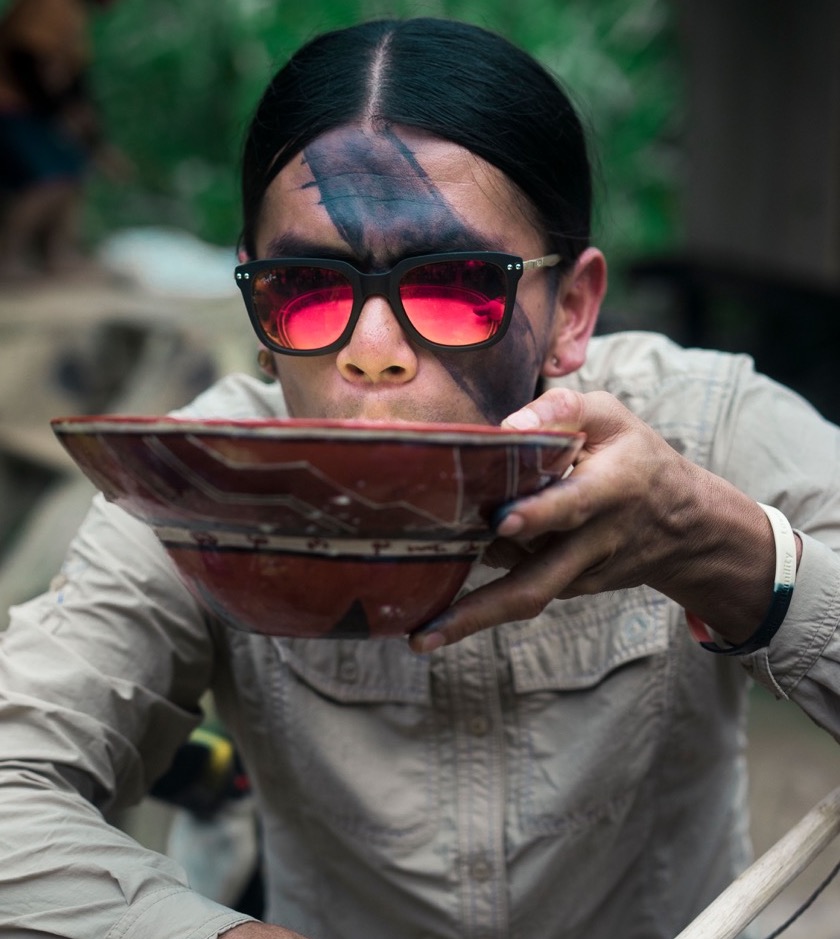 À l’occasion des célébrations les plus importantes, les membres de la communauté peignent souvent leurs visages, leurs mains et leurs cheveux de wituk . Le motif ornant le visage de Lino s’inspire du groupe de rock Kiss - ©Misha Vallejo À l’occasion des célébrations les plus importantes, les membres de la communauté peignent souvent leurs visages, leurs mains et leurs cheveux de wituk . Le motif ornant le visage de Lino s’inspire du groupe de rock Kiss - ©Misha Vallejo