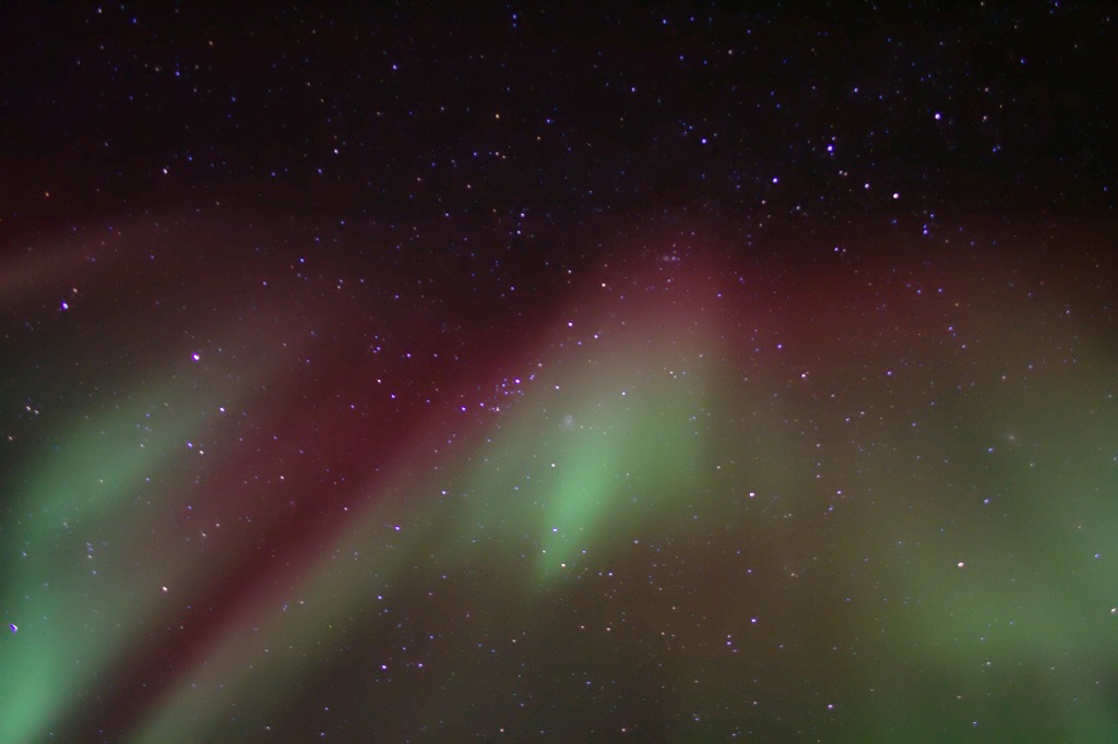 Le vert auroral est &eacute;mis autour de 110 km d'altitude, et le rouge autour de 220 km