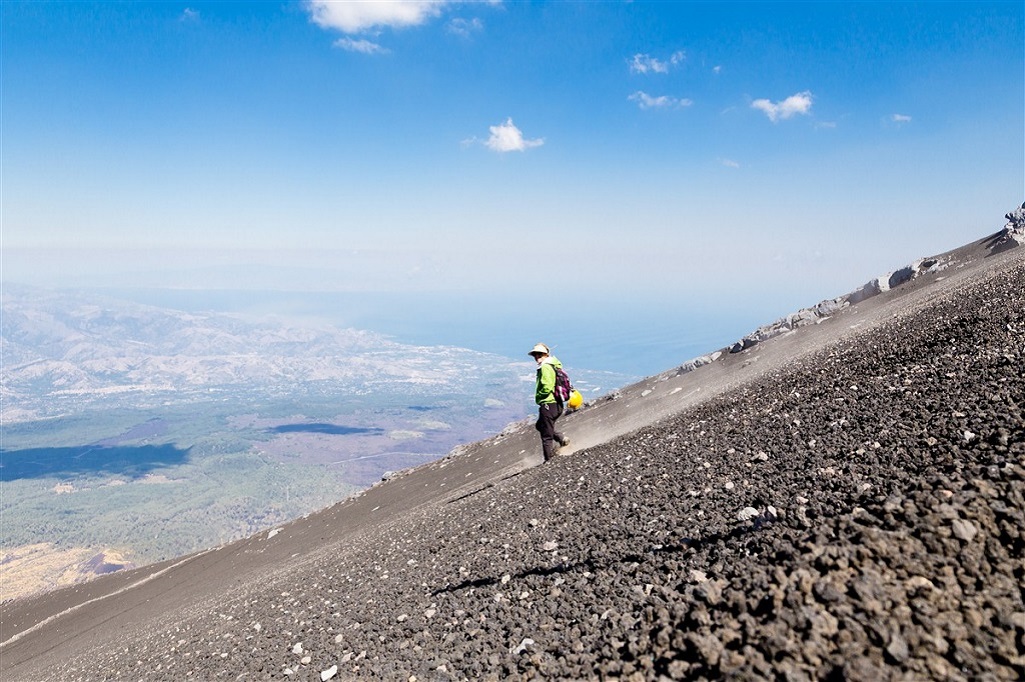 Ascension du volcan Etna, Sicile, Italie - ©MaRabelo / iStock Ascension du volcan Etna, Sicile, Italie
