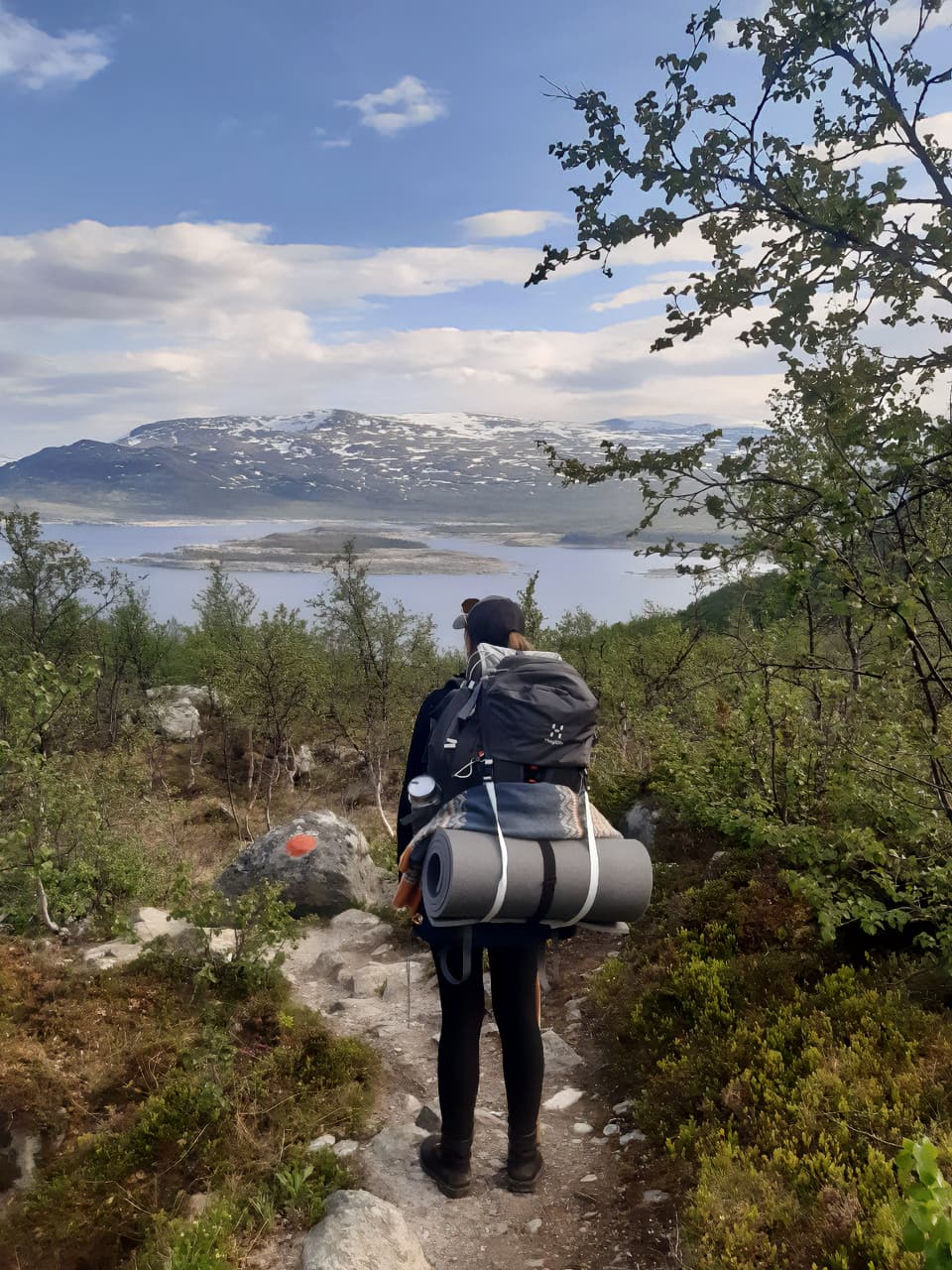 Charlotte face aux paysages infinis de la Kungsleden &copy;Clara Kergall