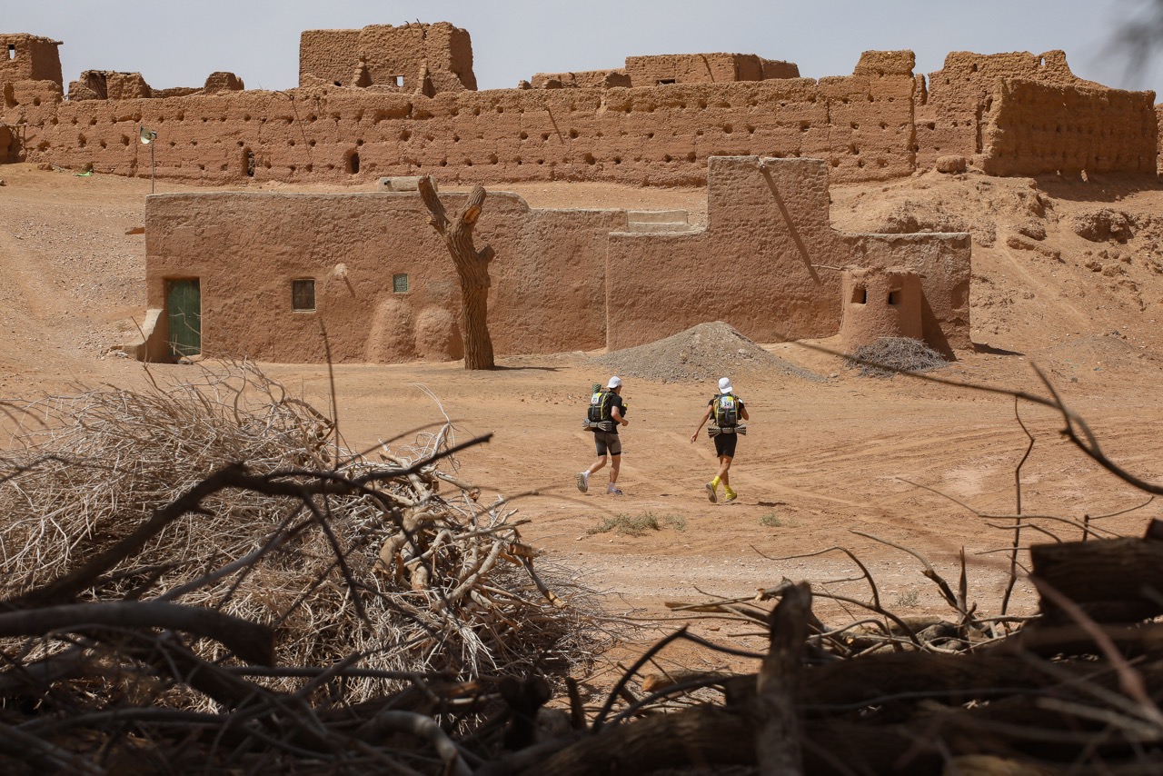 Des coureurs sur la troisi&egrave;me &eacute;tape du 34&egrave;me Marathon Des Sables - &copy;Erik Sampers