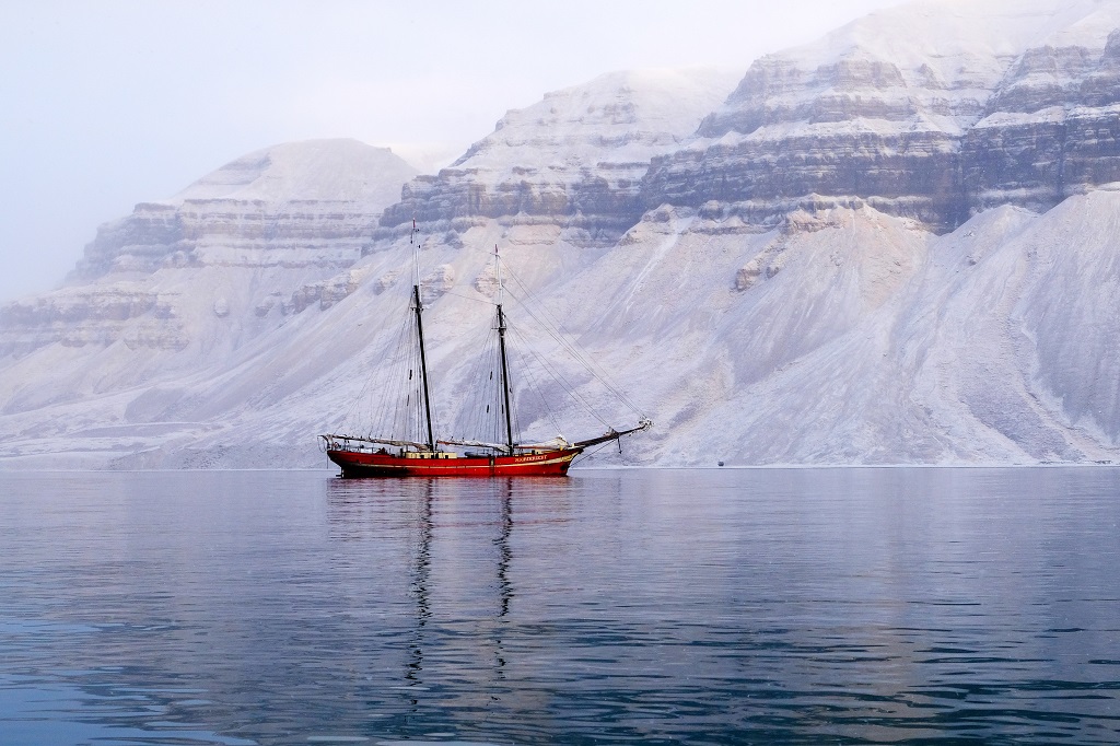 La go&eacute;lette Noorderlicht, au mouillage dans la baie de Skansbukta