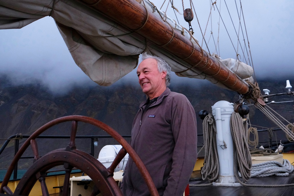Le capitaine Gert Ritzema &agrave; la barre du Noorderlicht