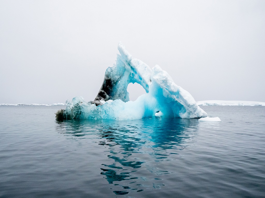 JOUR 5 – L’ÎLE PLÉNEAU. La pointe de l’iceberg près de l’île nommée en l’honneur de Paul Pléneau, photographe de Jean-Baptiste Charcot - ©Jad Haddad