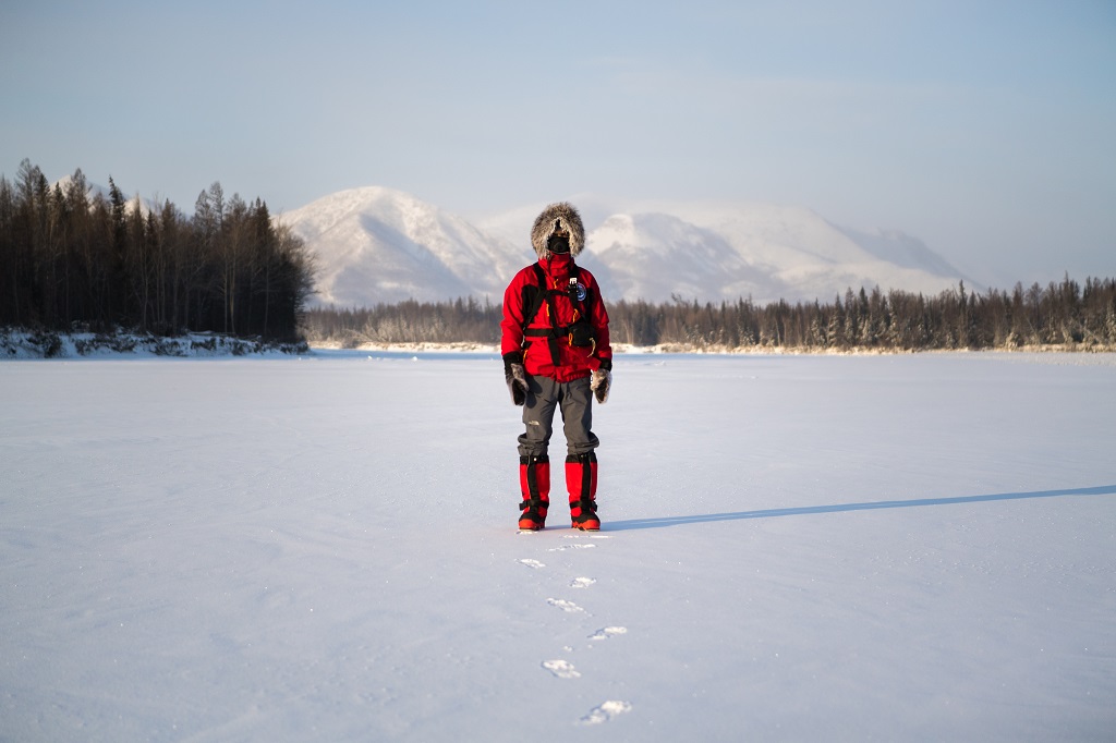 Portrait &agrave; -60&deg;C : &agrave; cette temp&eacute;rature, l'&eacute;quipement est primordial pour survivre. Veste, chaussures, gants : tout est tr&egrave;s &eacute;tudi&eacute; en amont et souvent cr&eacute;&eacute; sur mesure pour permettre &agrave; Christian Clot de travailler et de progresser dans les meilleures conditions.