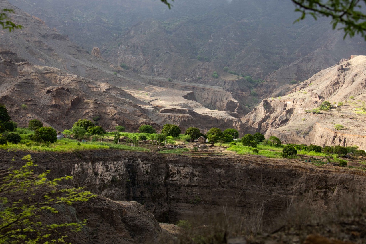 L&rsquo;Oasis de Cha de Morte - Un replat irrigu&eacute; au milieu du relief aride de l&rsquo;ouest, o&ugrave; la canne &agrave; sucre destin&eacute;e au rhum est la culture reine, entour&eacute;e de Manguiers et papayers - &copy;Th&eacute;o Lautrey
