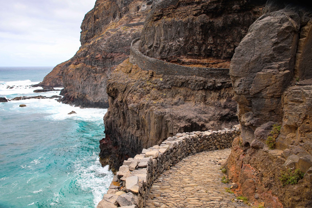 La c&ocirc;te Nord de Santo Ant&atilde;o - L&rsquo;impressionnant sentier c&ocirc;tier entre Cruzinha et Ponta do Sol, suspendu au-dessus de l&rsquo;oc&eacute;an - &copy;Th&eacute;o Lautrey