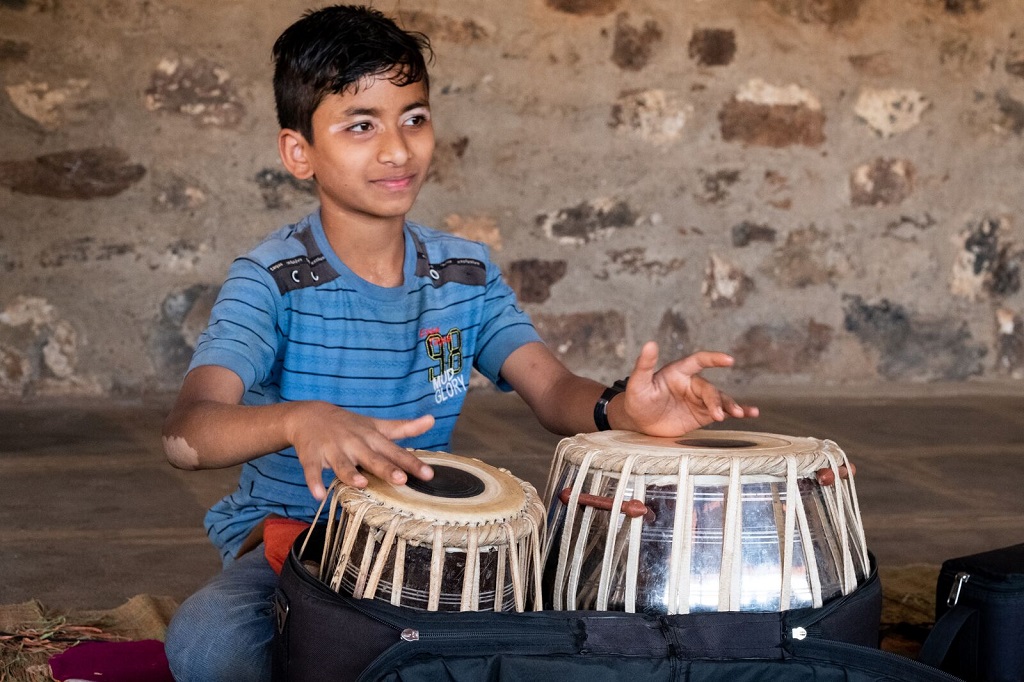 Attentif aux enseignements de son professeur, Manikanta, 13 ans, apprend avec plaisir. - &copy;Luc Mercure