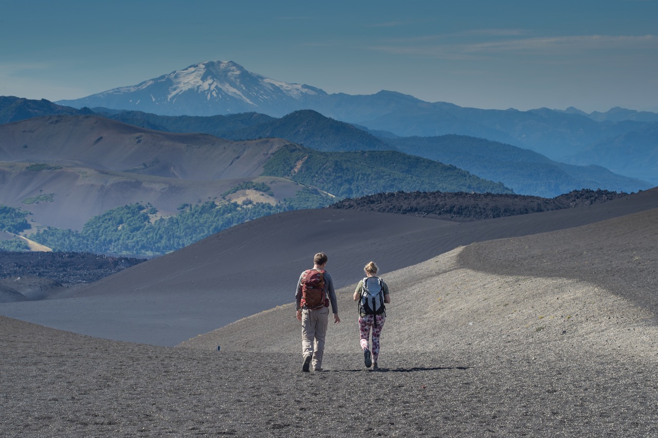 Direction le crat&egrave;re Navidad sur les flancs du volcan Lonquimay. Au fond, le volcan Llaima. Parc national Conguill&iacute;o - &copy;Christophe Migeon