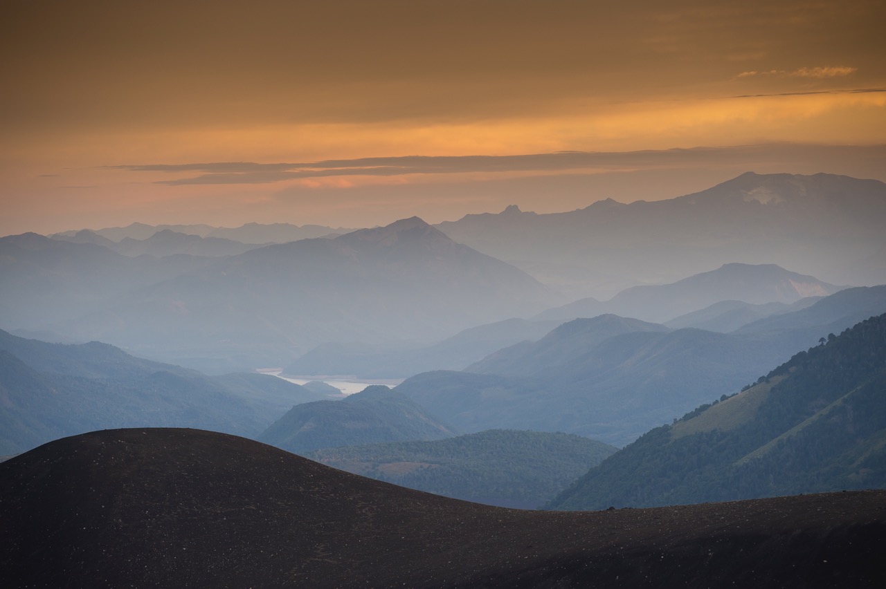 Au petit jour, montagnes et volcans d'Araucanie depuis le volcan Lonquimay - &copy;Christophe Migeon