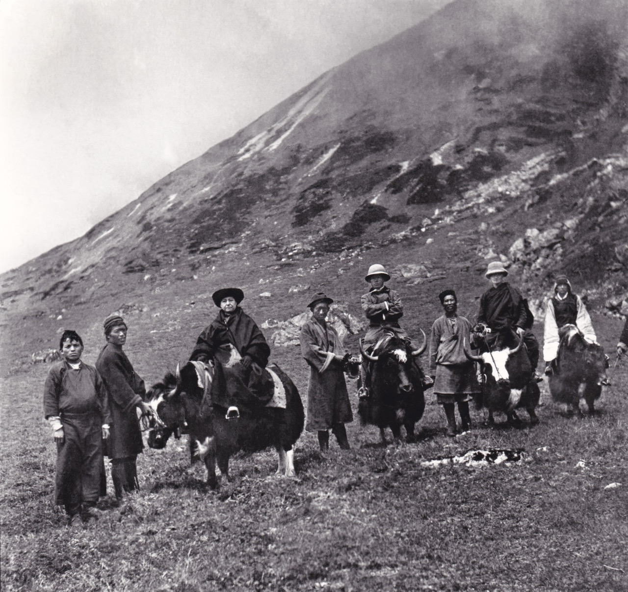 A. David-Neel sur un yak entourée d’accompagnateurs, de Yongden et du maharajah du Sikkim Sidkéong Tulku Namgyal - ©Archives Maison Alexandra David-Neel, Ville de Digne-les-bains A. David-Neel sur un yak entourée d’accompagnateurs, de Yongden et du maharajah du Sikkim Sidkéong Tulku Namgyal - ©Archives Maison Alexandra David-Neel, Ville de Digne-les-bains