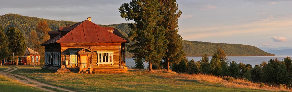 Village de Davsha. Situ&eacute; sur les rives de la baie Davsha. Au loin, on voit le cap Valukan. Au premier plan se trouve le mus&eacute;e de la r&eacute;serve naturelle. - &copy;Sergey Shitikov