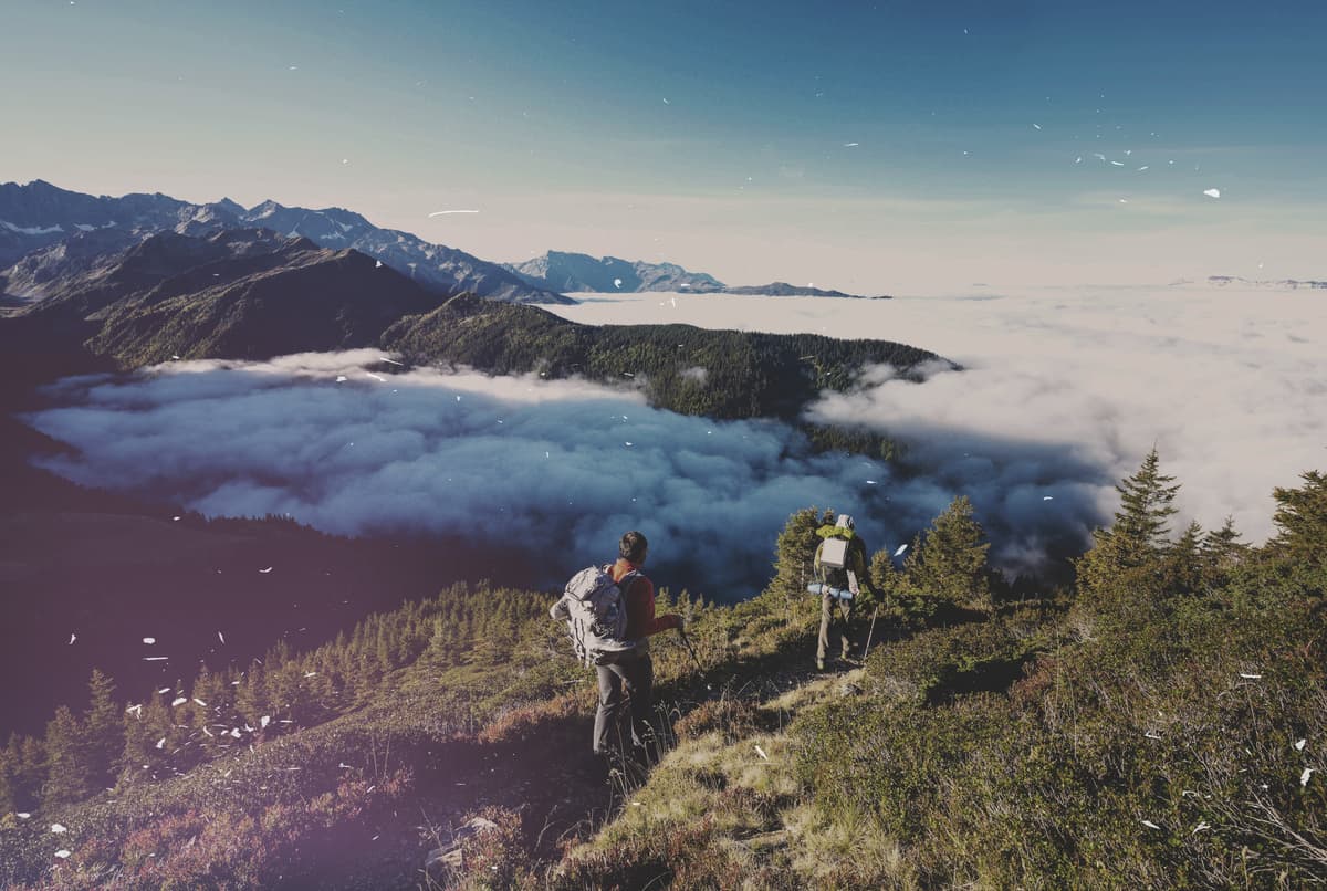&copy; GR 738, deux randonneurs au col de Claran (1956m) , mer de nuages sur le Gresivaudan &copy;LANSARD Gilles / Hemis.fr