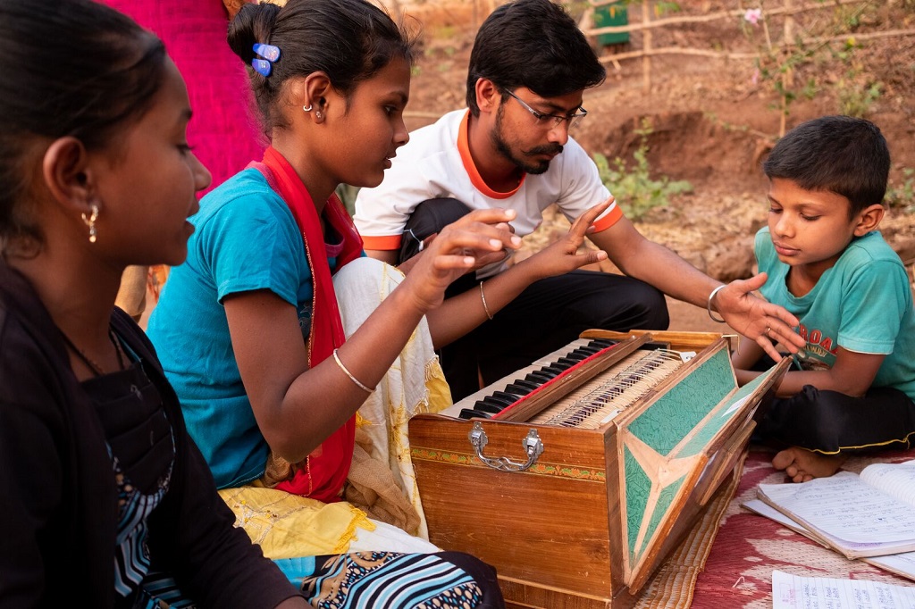 &Eacute;l&egrave;ves et professeur r&eacute;unis autour d&rsquo;un harmonium indien. - &copy;Luc Mercure