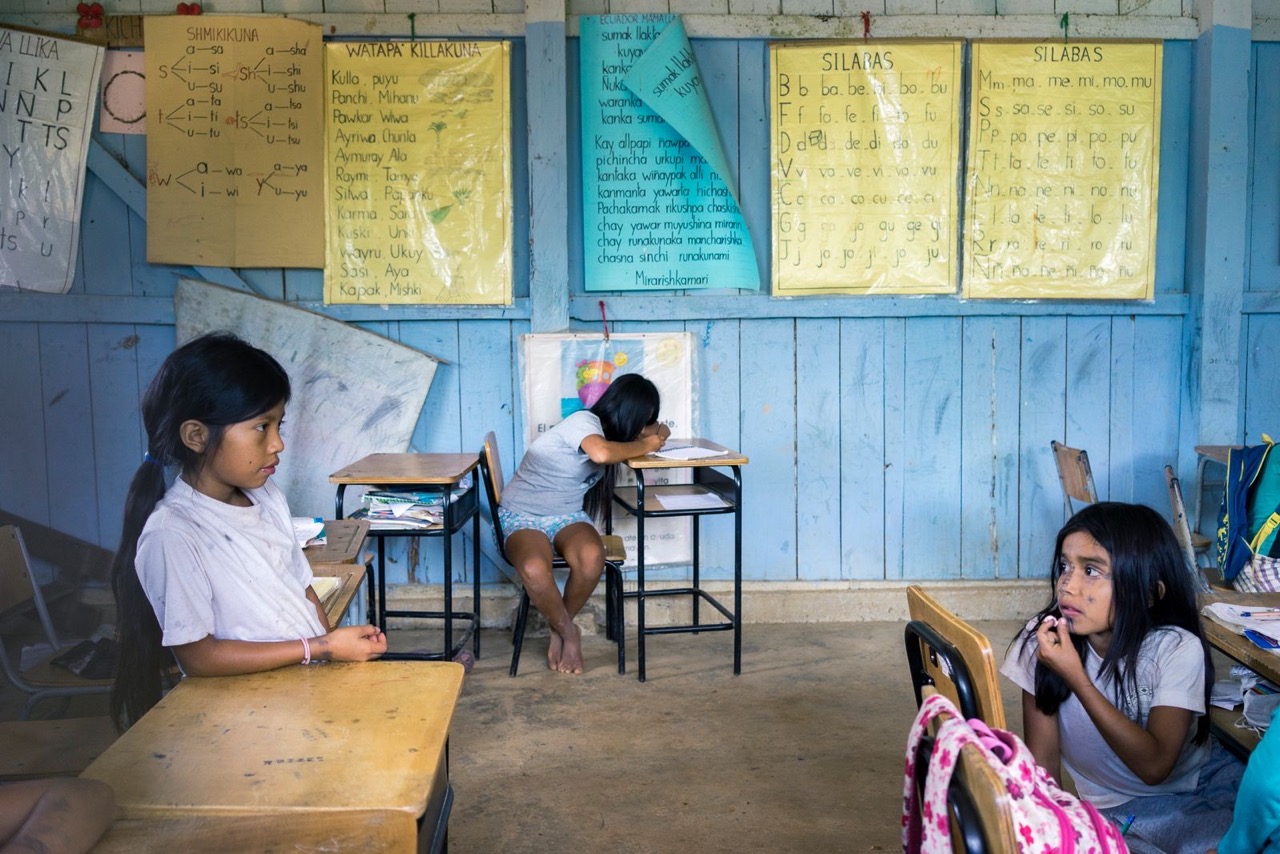 Jeunes filles discutant pendant le temps de récréation dans l’une des écoles primaires de Sarayaku - ©Misha Vallejo Jeunes filles discutant pendant le temps de récréation dans l’une des écoles primaires de Sarayaku - ©Misha Vallejo