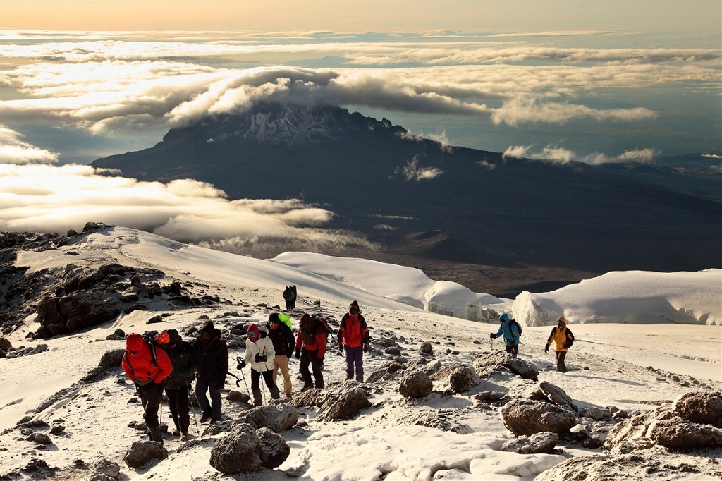 Ascension du Kilimandjaro vers 5850m avec le Mawenzi en arri&egrave;re plan - &copy;Vincent Gaudin