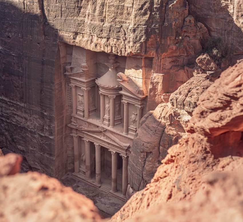Embl&egrave;me m&ecirc;me de P&eacute;tra, Al-Khazneh serait le tombeau d&rsquo;un roi ou d&rsquo;un couple royal. Taill&eacute;e &agrave; m&ecirc;me la roche, sa sculpturale fa&ccedil;ade se d&eacute;tache du gr&egrave;s avec finesse - &copy;Wild Birds Collective
